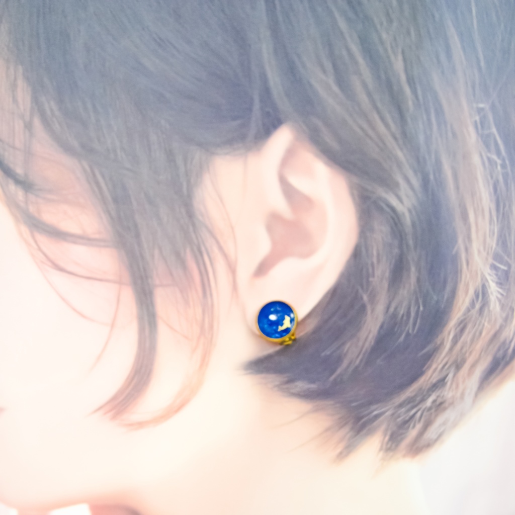 ちいさなまるい いるかのイヤリング カプリブルー×シアンラメ クリップ蝶バネ式