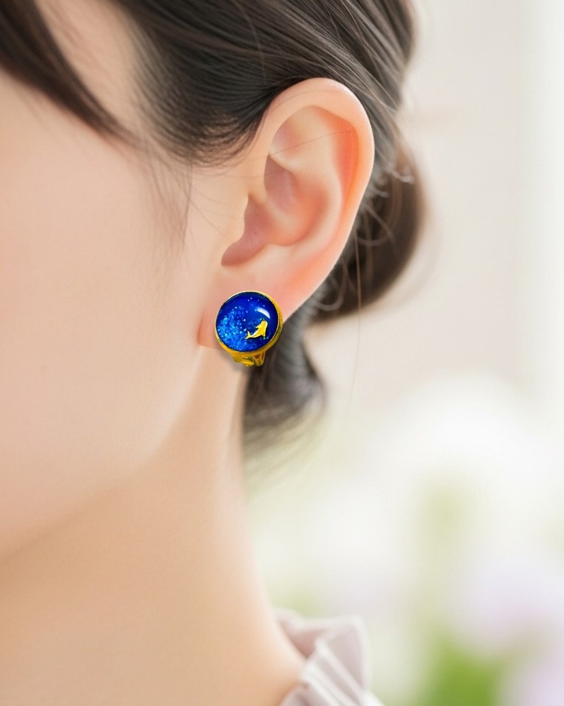 ちいさなまるい いるかのイヤリング カプリブルー×シアンラメ クリップ蝶バネ式