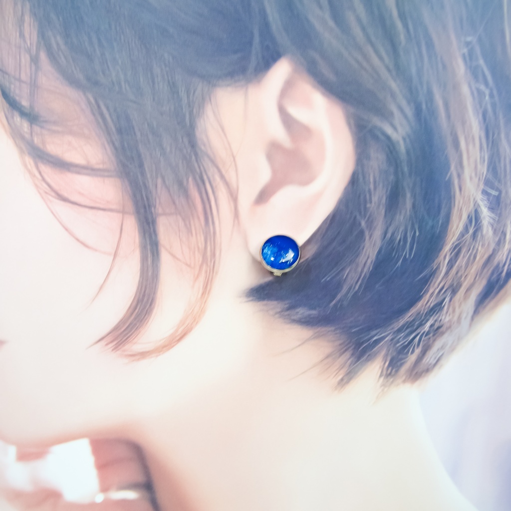 ちいさなまるい いるかのイヤリング カプリブルー×シアンラメ クリップ蝶バネ式