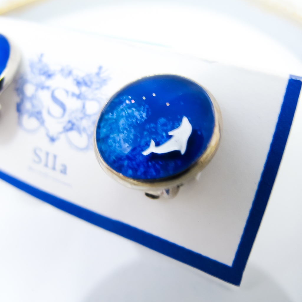 ちいさなまるい いるかのイヤリング カプリブルー×シアンラメ クリップ蝶バネ式