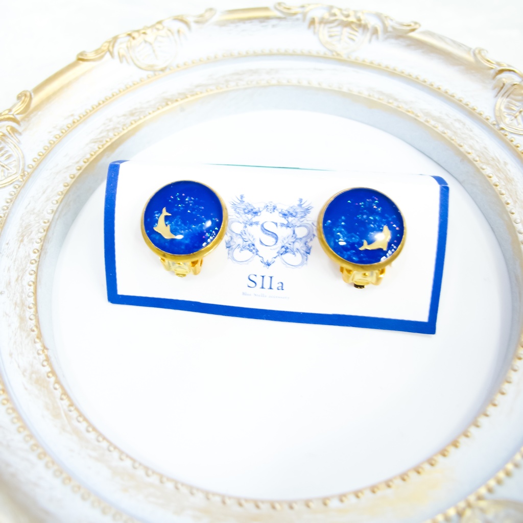 ちいさなまるい いるかのイヤリング カプリブルー×シアンラメ クリップ蝶バネ式