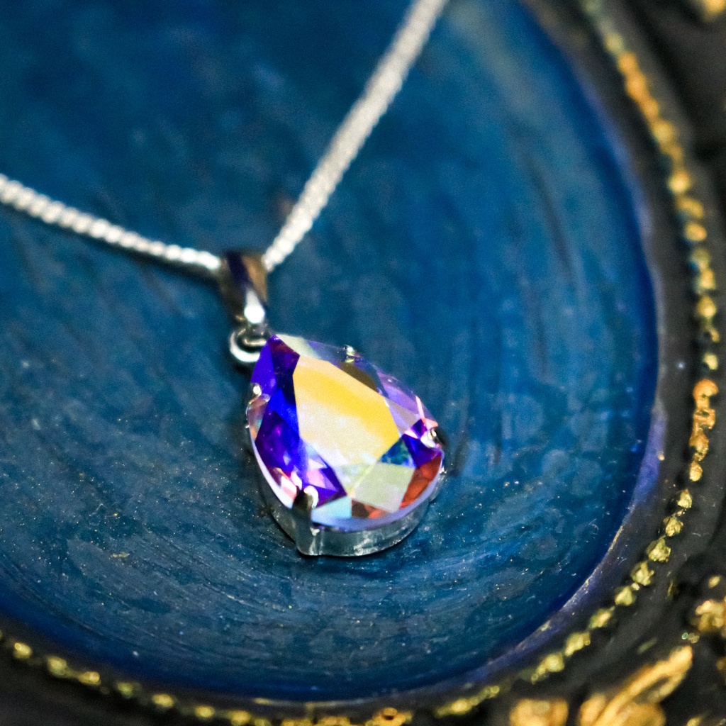 *夜空に咲く光のしずく*ペアシェイプクリスタルガラスのネックレス【オーロラ裏フォイルなし】 ~金具の色が選べます~