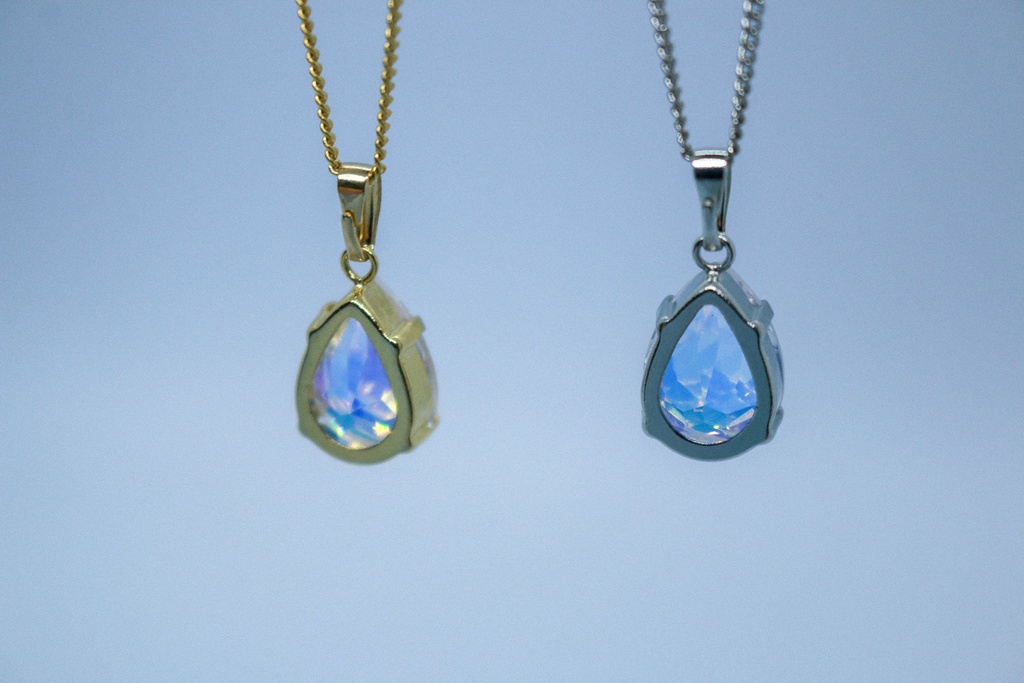 *夜空に咲く光のしずく*ペアシェイプクリスタルガラスのネックレス【オーロラ裏フォイルなし】 ~金具の色が選べます~