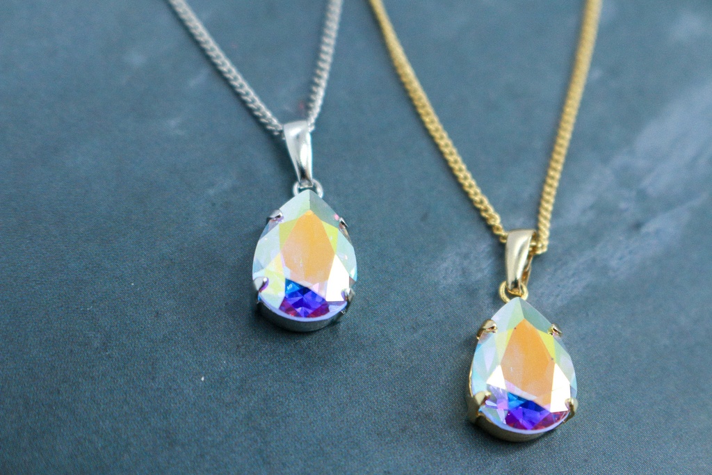 *夜空に咲く光のしずく*ペアシェイプクリスタルガラスのネックレス【オーロラ裏フォイルなし】 ~金具の色が選べます~