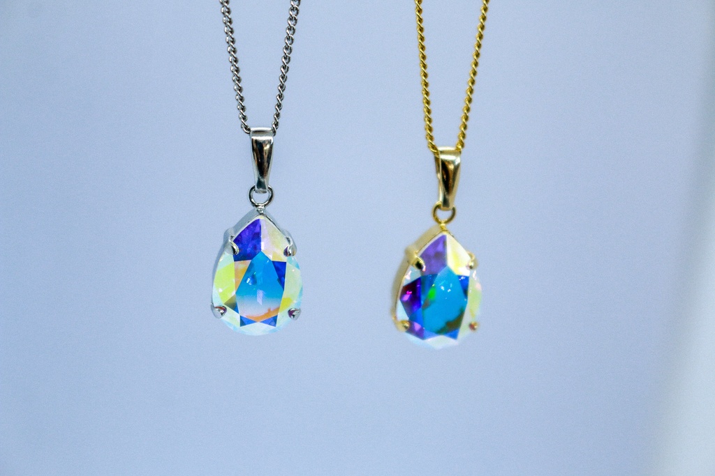 *夜空に咲く光のしずく*ペアシェイプクリスタルガラスのネックレス【オーロラ裏フォイルなし】 ~金具の色が選べます~