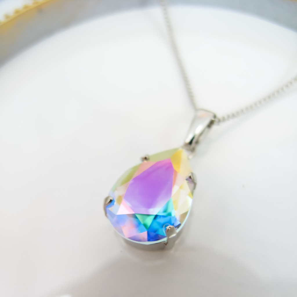 *夜空に咲く光のしずく*ペアシェイプクリスタルガラスのネックレス【オーロラ裏フォイルなし】 ~金具の色が選べます~