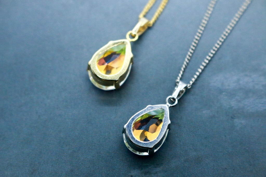 *夜空に咲く光のしずく*ペアシェイプクリスタルガラスのネックレス【オーロラ裏フォイルなし】 ~金具の色が選べます~