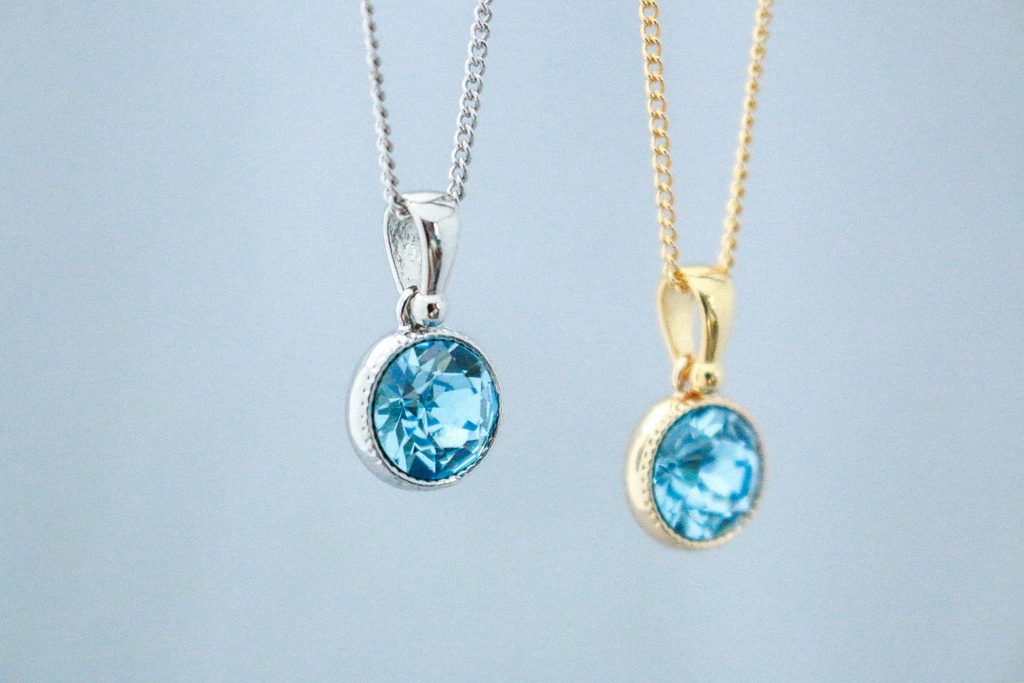 シンプルなまるいクリスタルガラスのネックレス ~アクアマリン~*金具の色が選べます