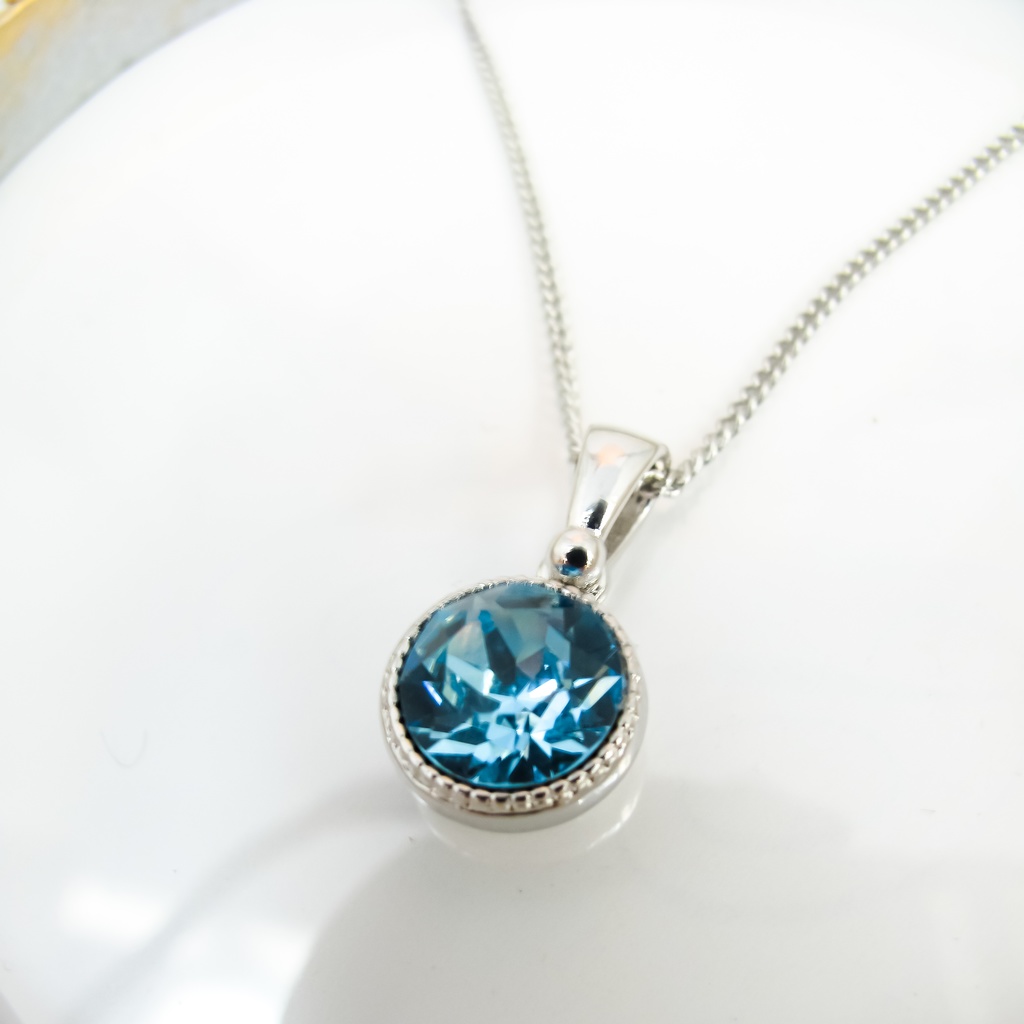 シンプルなまるいクリスタルガラスのネックレス ~アクアマリン~*金具の色が選べます
