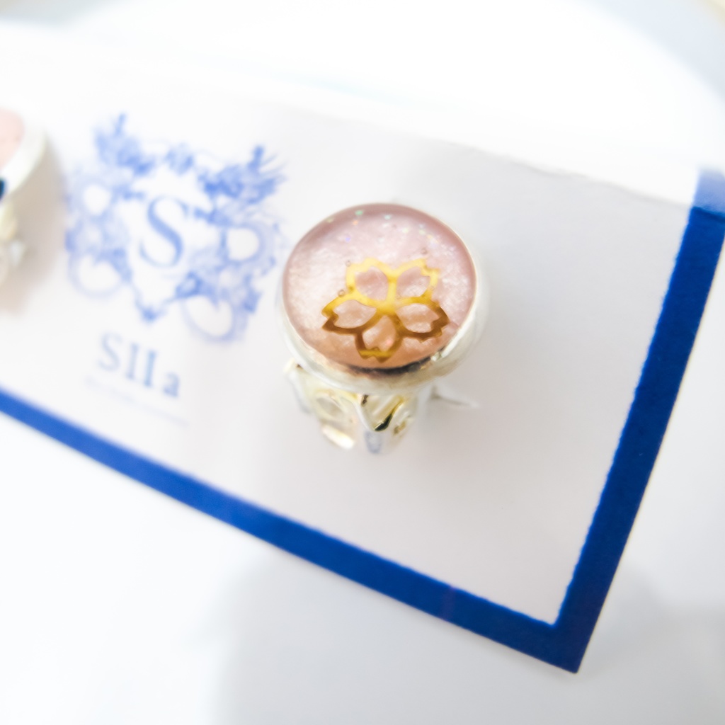 ちいさなまるい 金の桜のイヤリング パステルピンク 蝶バネ式 シルバー金具