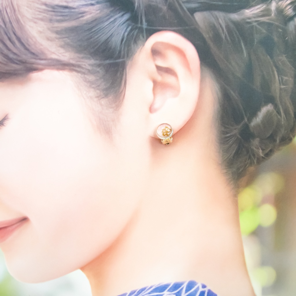 ちいさなまるい 金の桜のイヤリング パステルピンク 蝶バネ式 シルバー金具