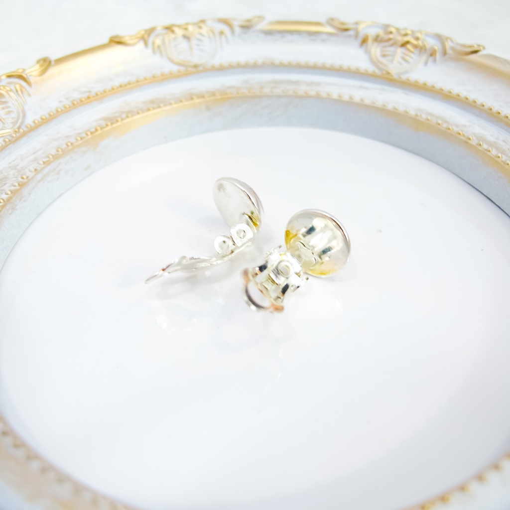 ちいさなまるい 金の桜のイヤリング パステルピンク 蝶バネ式 シルバー金具