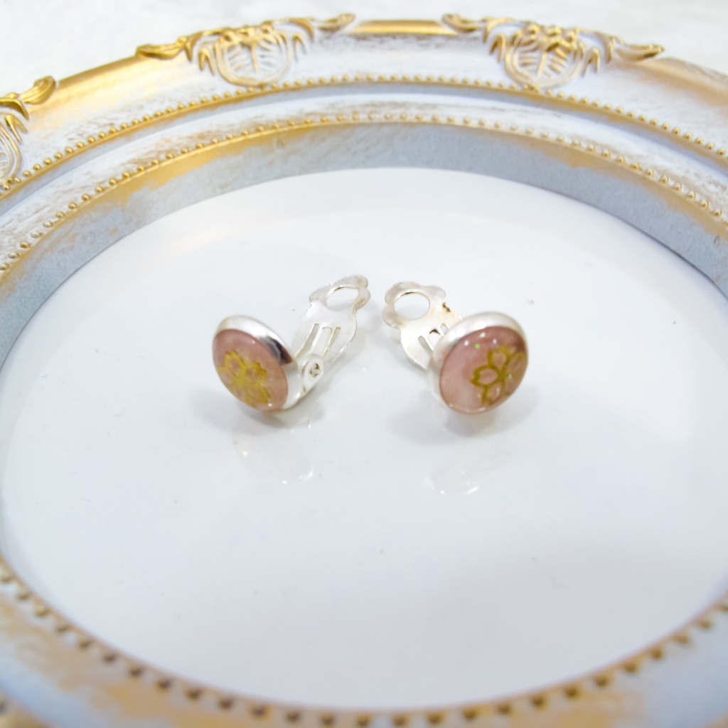 ちいさなまるい 金の桜のイヤリング パステルピンク 蝶バネ式 シルバー金具