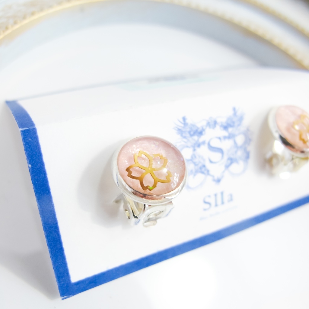 ちいさなまるい 金の桜のイヤリング パステルピンク 蝶バネ式 シルバー金具