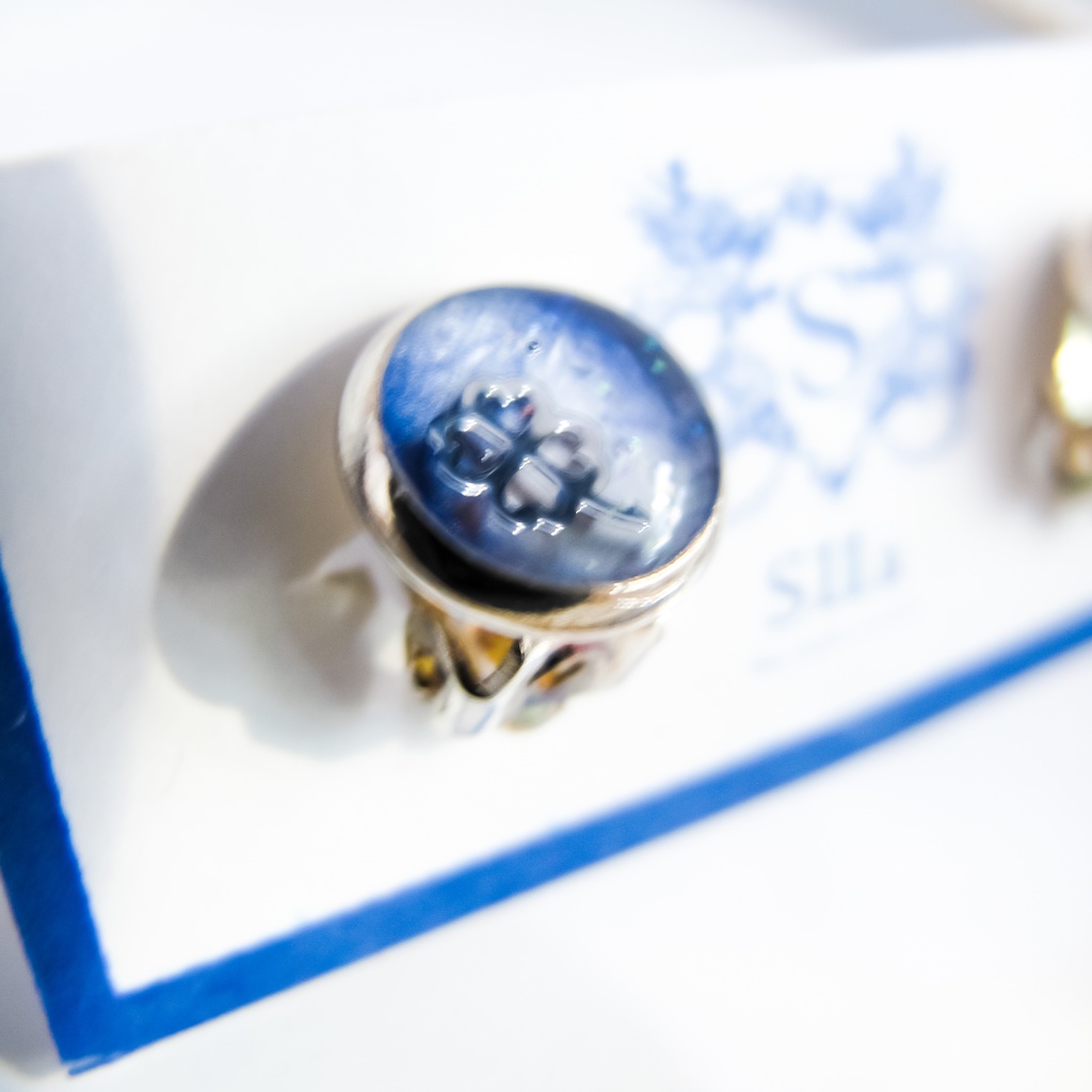 ちいさなまるい 四つ葉のクローバーイヤリング ブルー×ホワイトメタル 蝶バネ式 シルバー金具