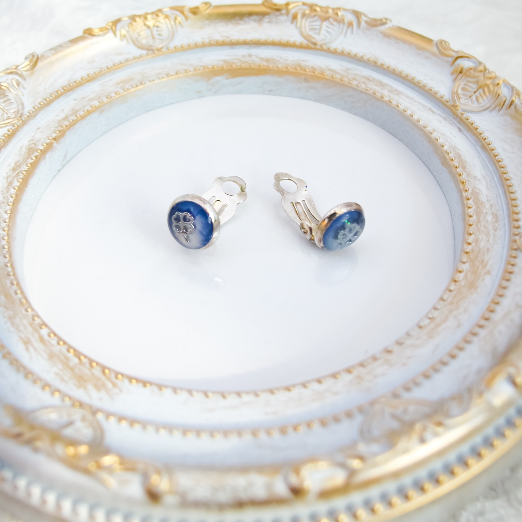 ちいさなまるい 四つ葉のクローバーイヤリング ブルー×ホワイトメタル 蝶バネ式 シルバー金具