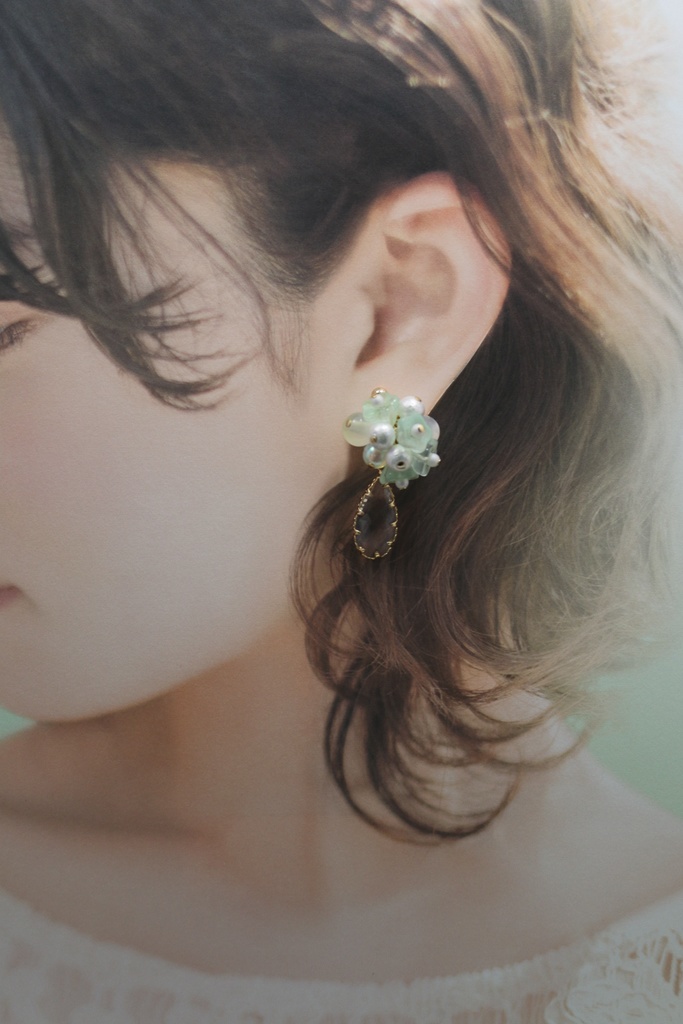 【春カラー】 ベルフラワーとクリスタルガラスのしずくのイヤリング パステルグリーン