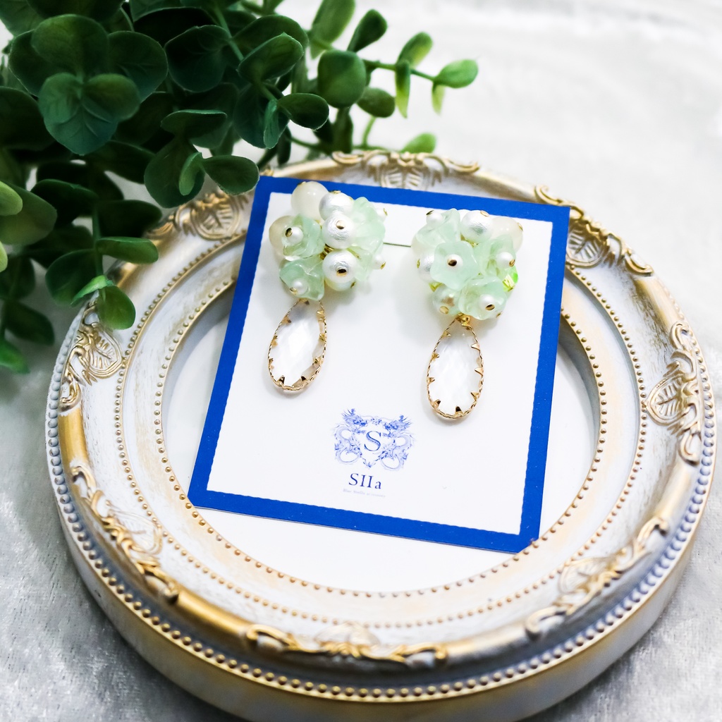 【春カラー】 ベルフラワーとクリスタルガラスのしずくのイヤリング パステルグリーン