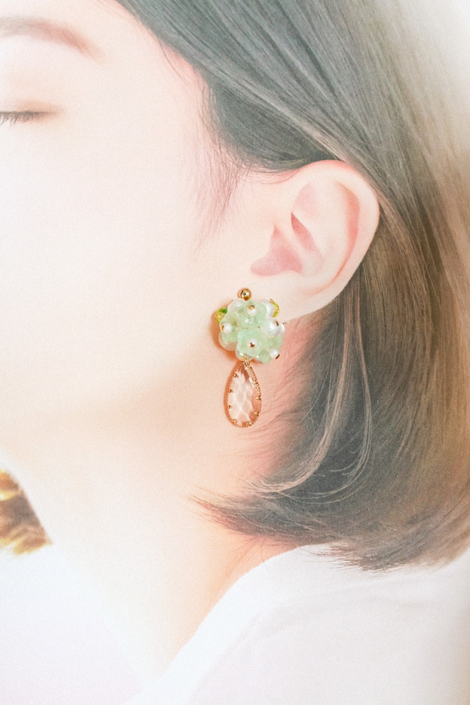 【春カラー】 ベルフラワーとクリスタルガラスのしずくのイヤリング パステルグリーン