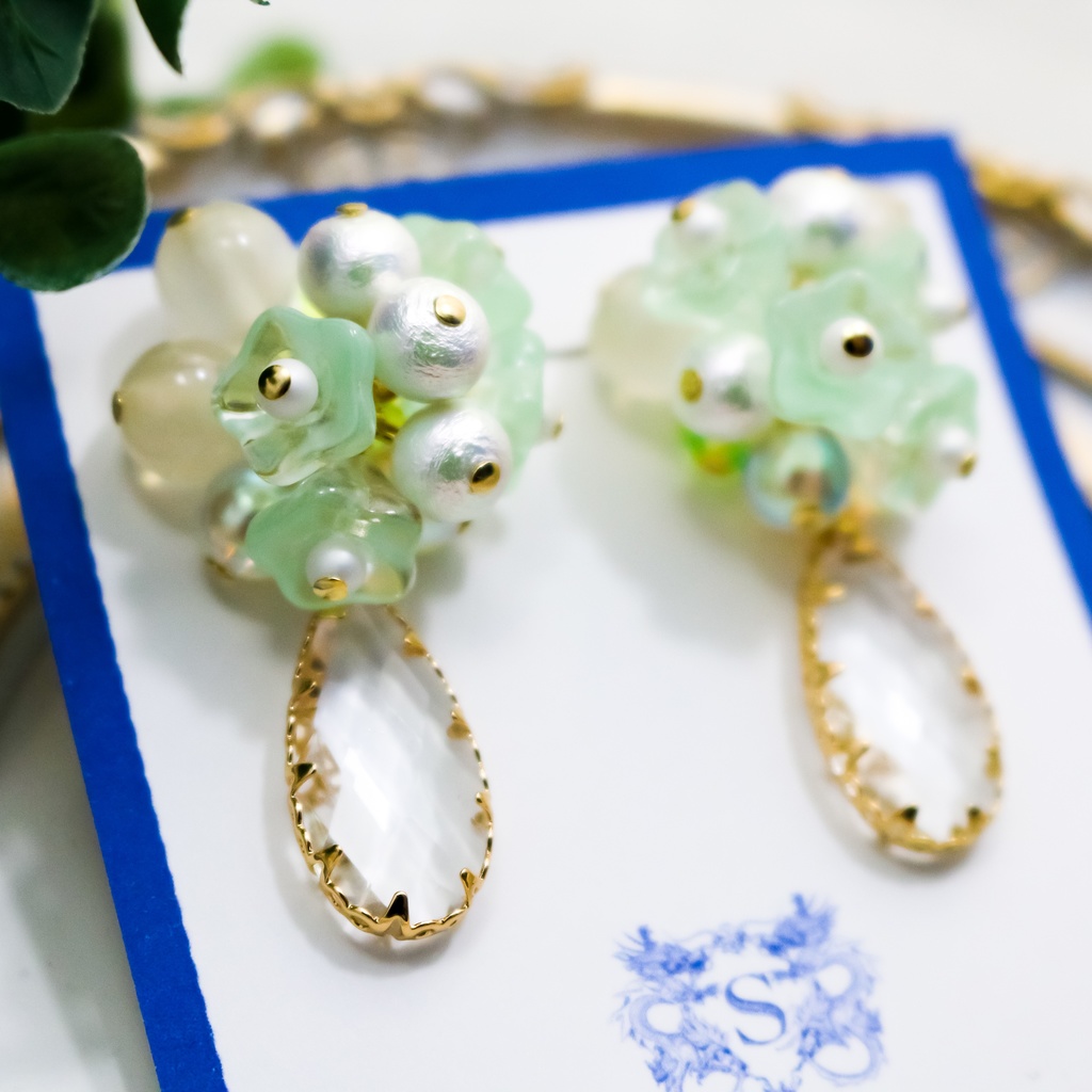 【春カラー】 ベルフラワーとクリスタルガラスのしずくのイヤリング パステルグリーン