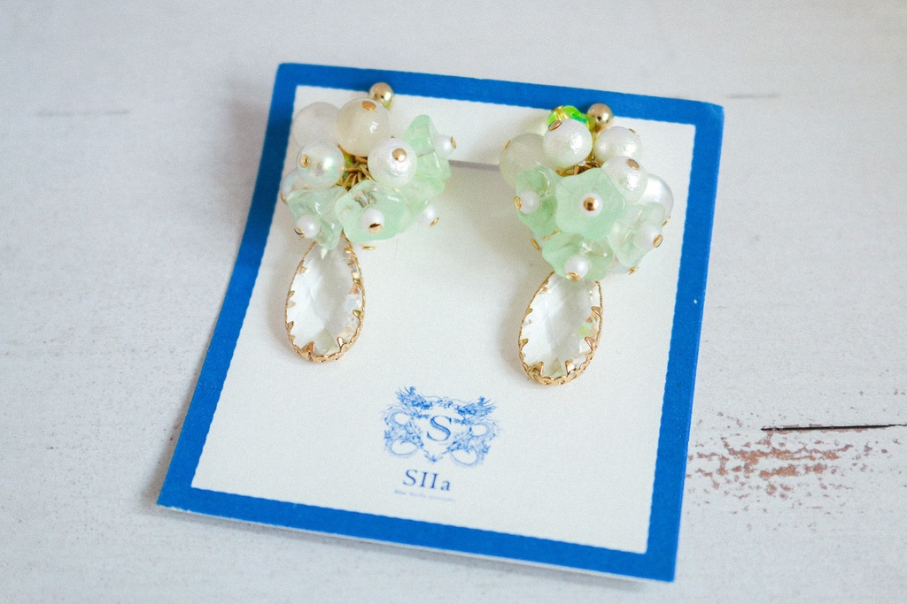 【春カラー】 ベルフラワーとクリスタルガラスのしずくのイヤリング パステルグリーン