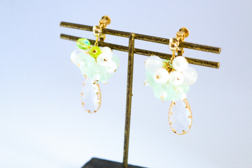 【春カラー】 ベルフラワーとクリスタルガラスのしずくのイヤリング パステルグリーン