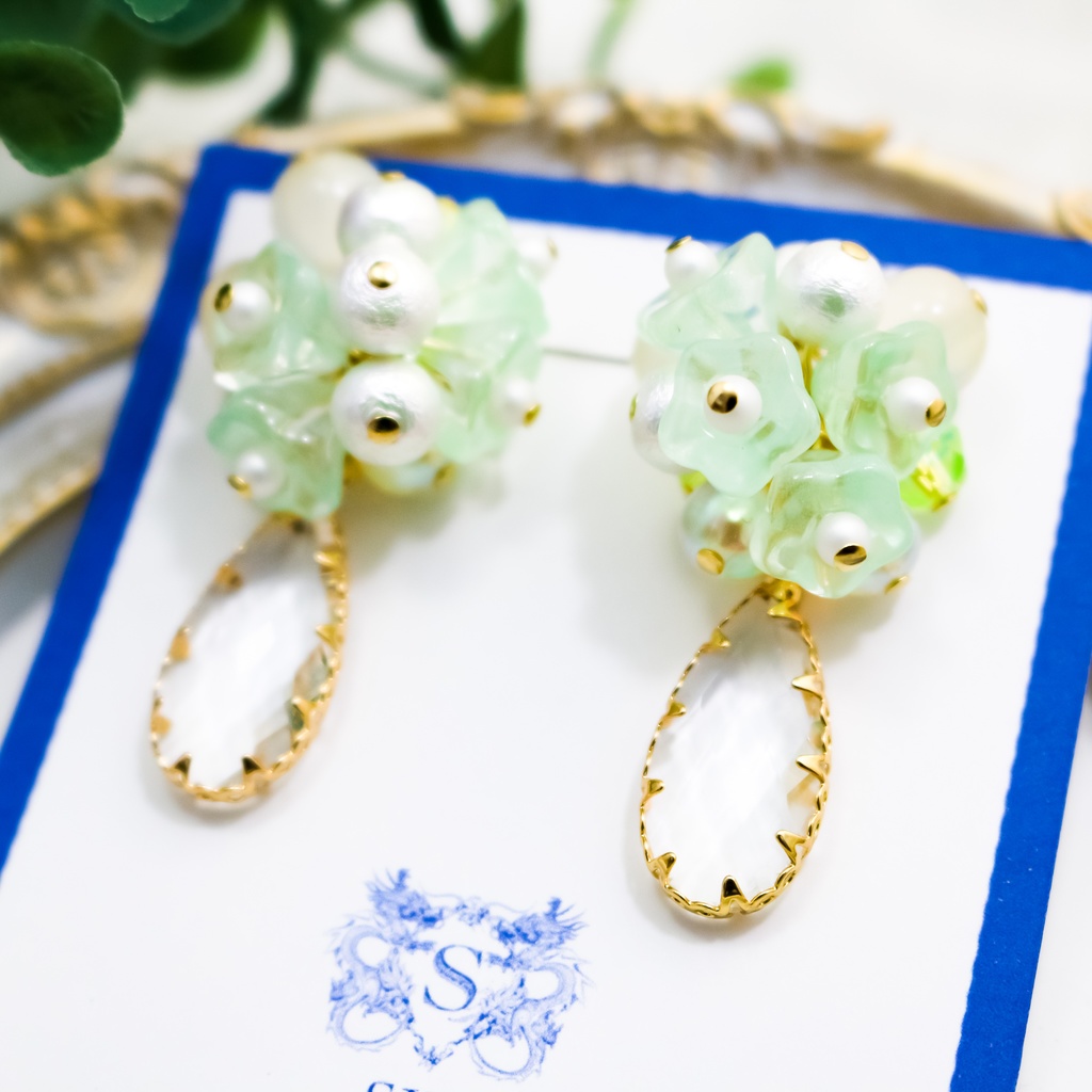 【春カラー】 ベルフラワーとクリスタルガラスのしずくのイヤリング パステルグリーン