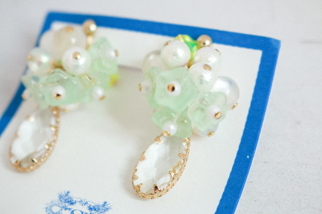 【春カラー】 ベルフラワーとクリスタルガラスのしずくのイヤリング パステルグリーン