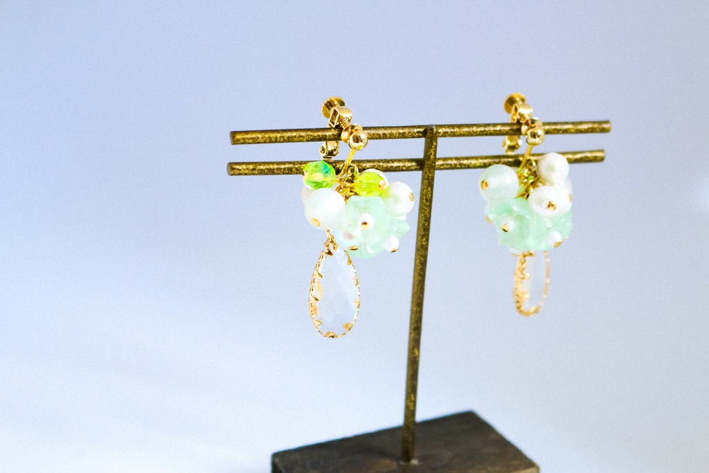 【春カラー】 ベルフラワーとクリスタルガラスのしずくのイヤリング パステルグリーン