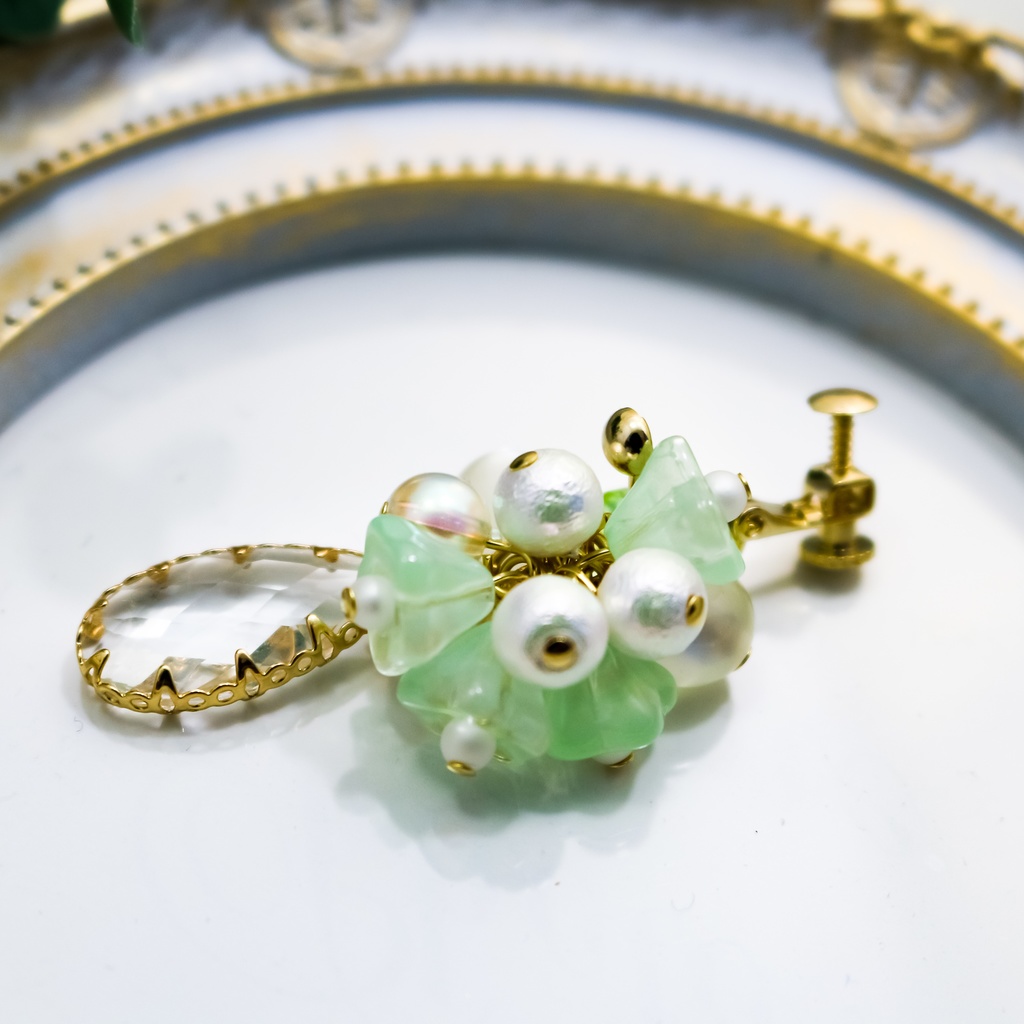 【春カラー】 ベルフラワーとクリスタルガラスのしずくのイヤリング パステルグリーン