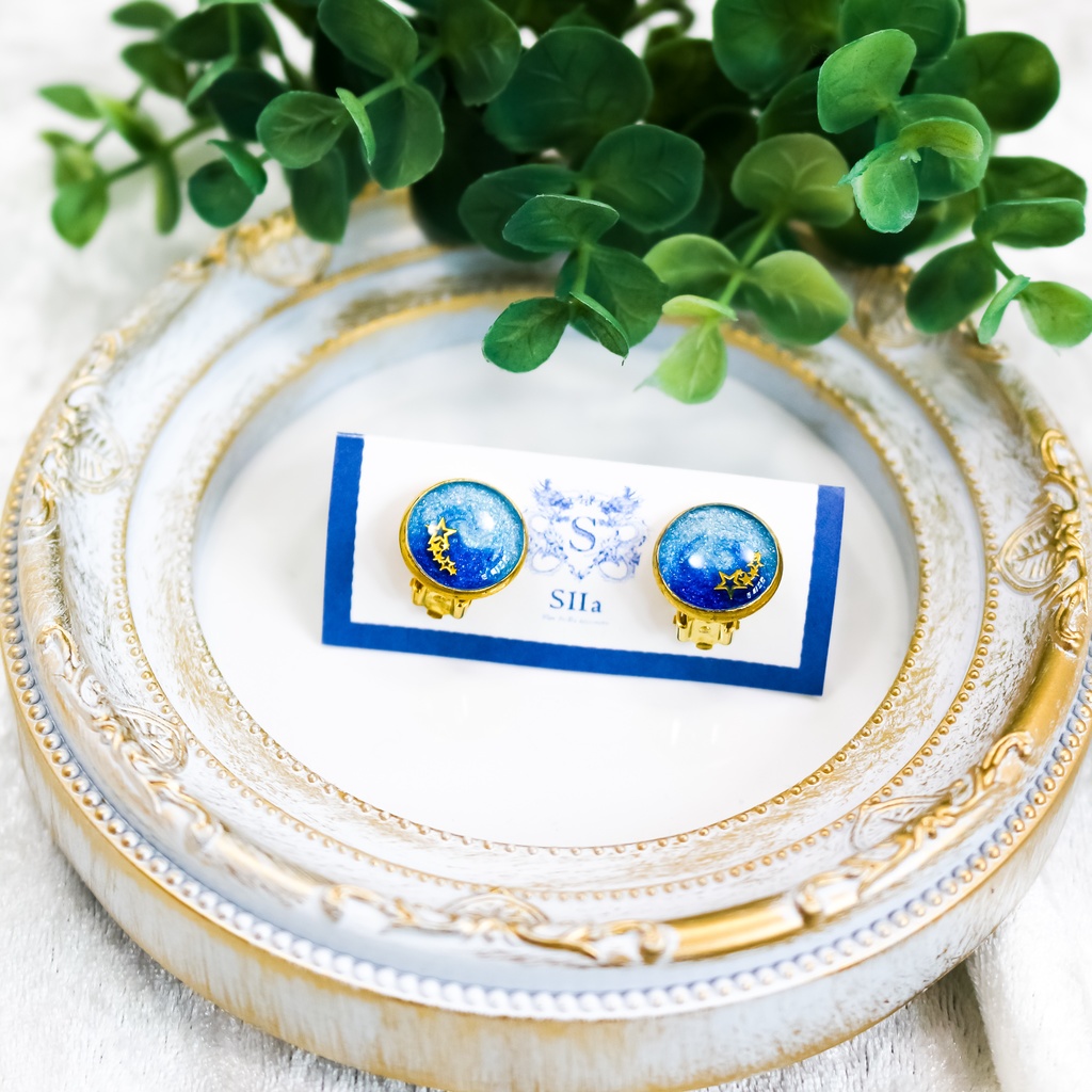 ちいさなまるい星のクリップイヤリング スカイブルー×オーシャンブルー 金具の色が選べます。