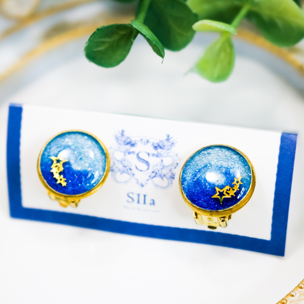 ちいさなまるい星のクリップイヤリング スカイブルー×オーシャンブルー 金具の色が選べます。