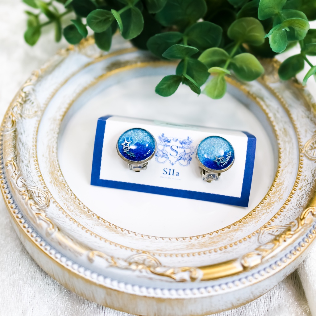 ちいさなまるい星のクリップイヤリング スカイブルー×オーシャンブルー 金具の色が選べます。