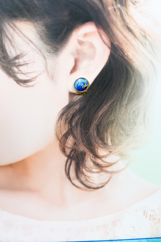 ちいさなまるい星のクリップイヤリング スカイブルー×オーシャンブルー 金具の色が選べます。