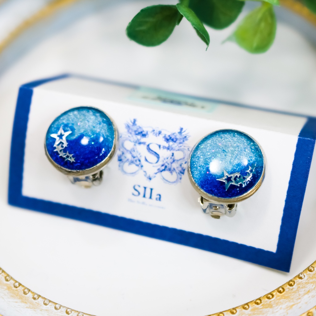 ちいさなまるい星のクリップイヤリング スカイブルー×オーシャンブルー 金具の色が選べます。