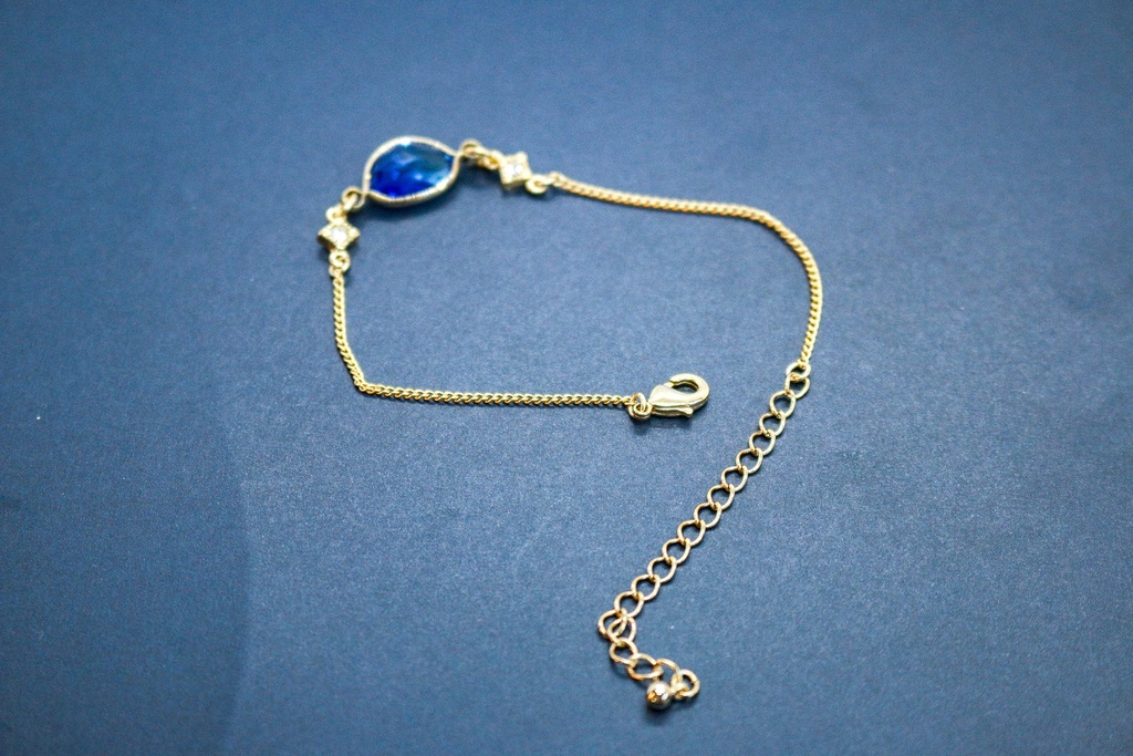 グラデーションクリスタルガラスのブレスレット ブルー×スカイブルー 変形カットゴールド金具