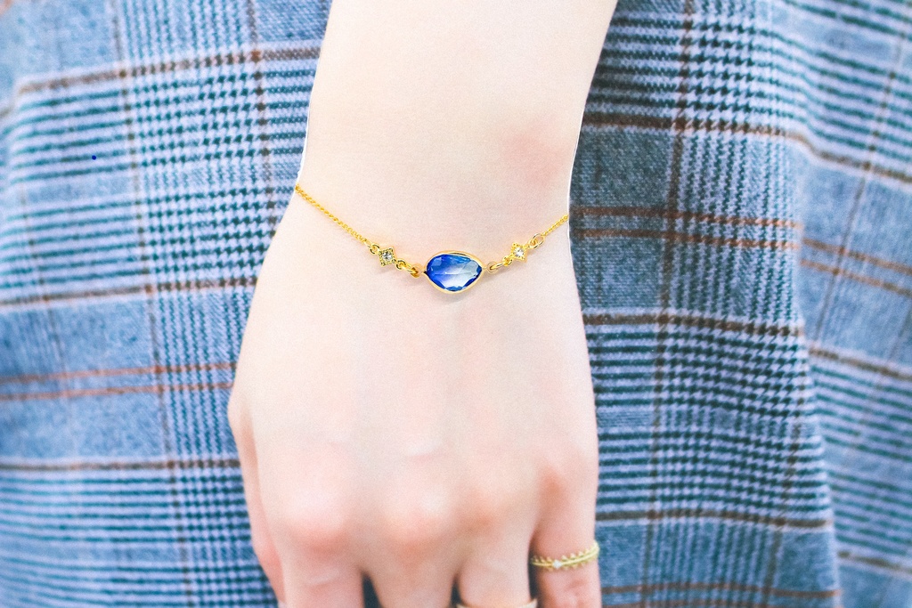 グラデーションクリスタルガラスのブレスレット ブルー×スカイブルー 変形カットゴールド金具