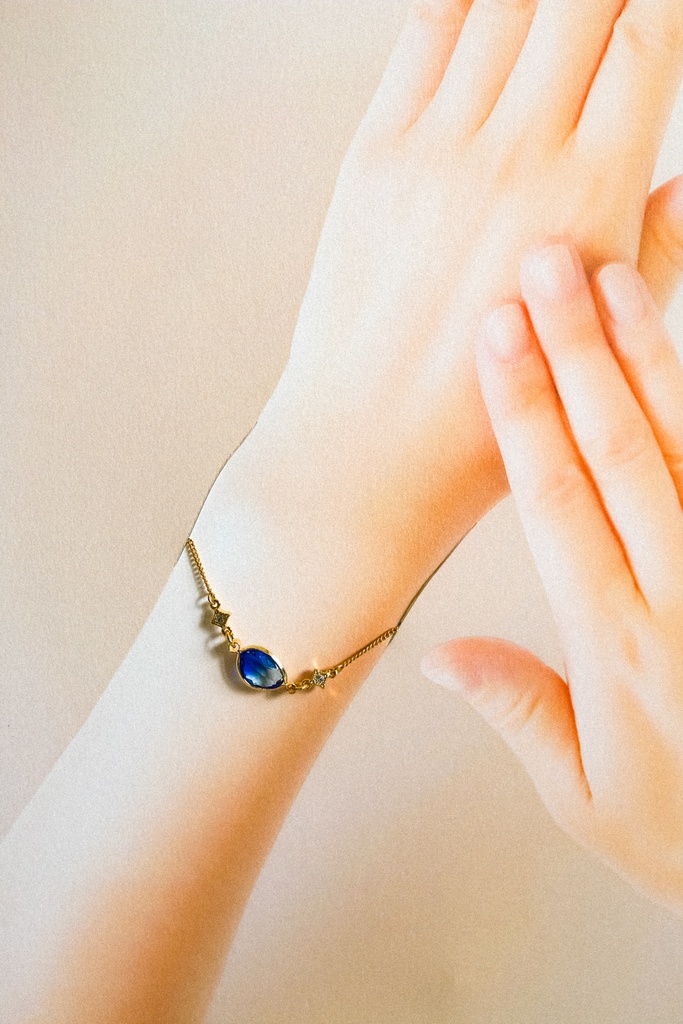 グラデーションクリスタルガラスのブレスレット ブルー×スカイブルー 変形カットゴールド金具