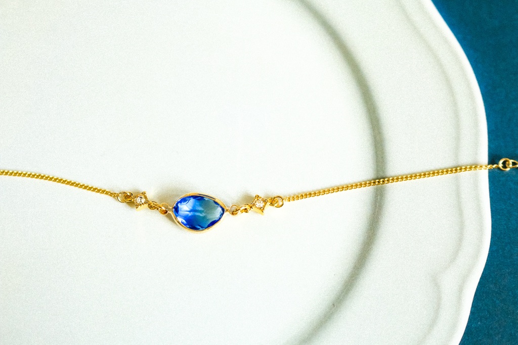 グラデーションクリスタルガラスのブレスレット ブルー×スカイブルー 変形カットゴールド金具