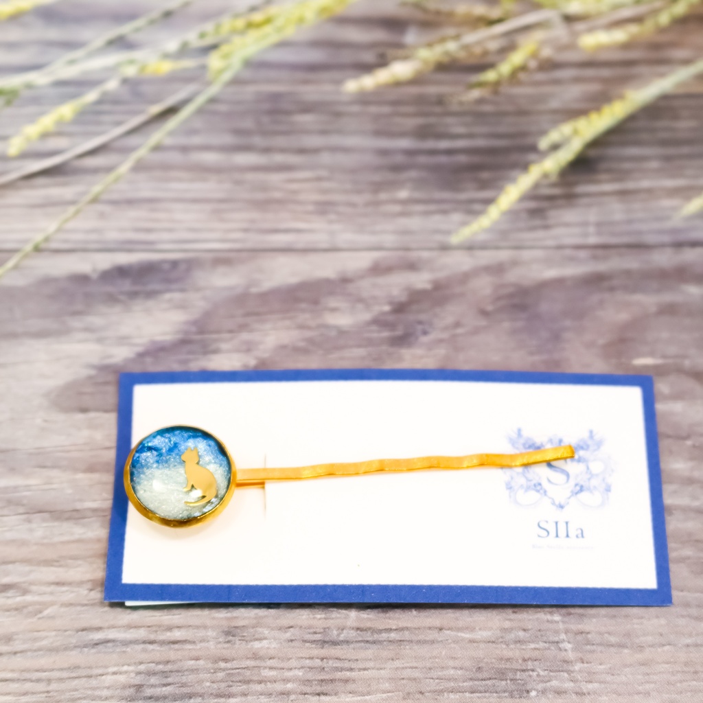 ちいさなまるい猫のヘアピン メタルネイビー×メタルホワイト ゴールド金具