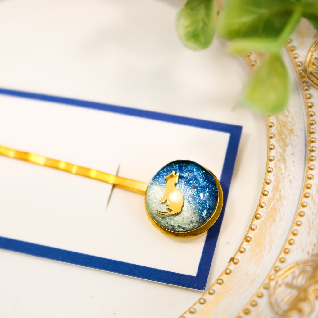 ちいさなまるい猫のヘアピン メタルネイビー×メタルホワイト ゴールド金具