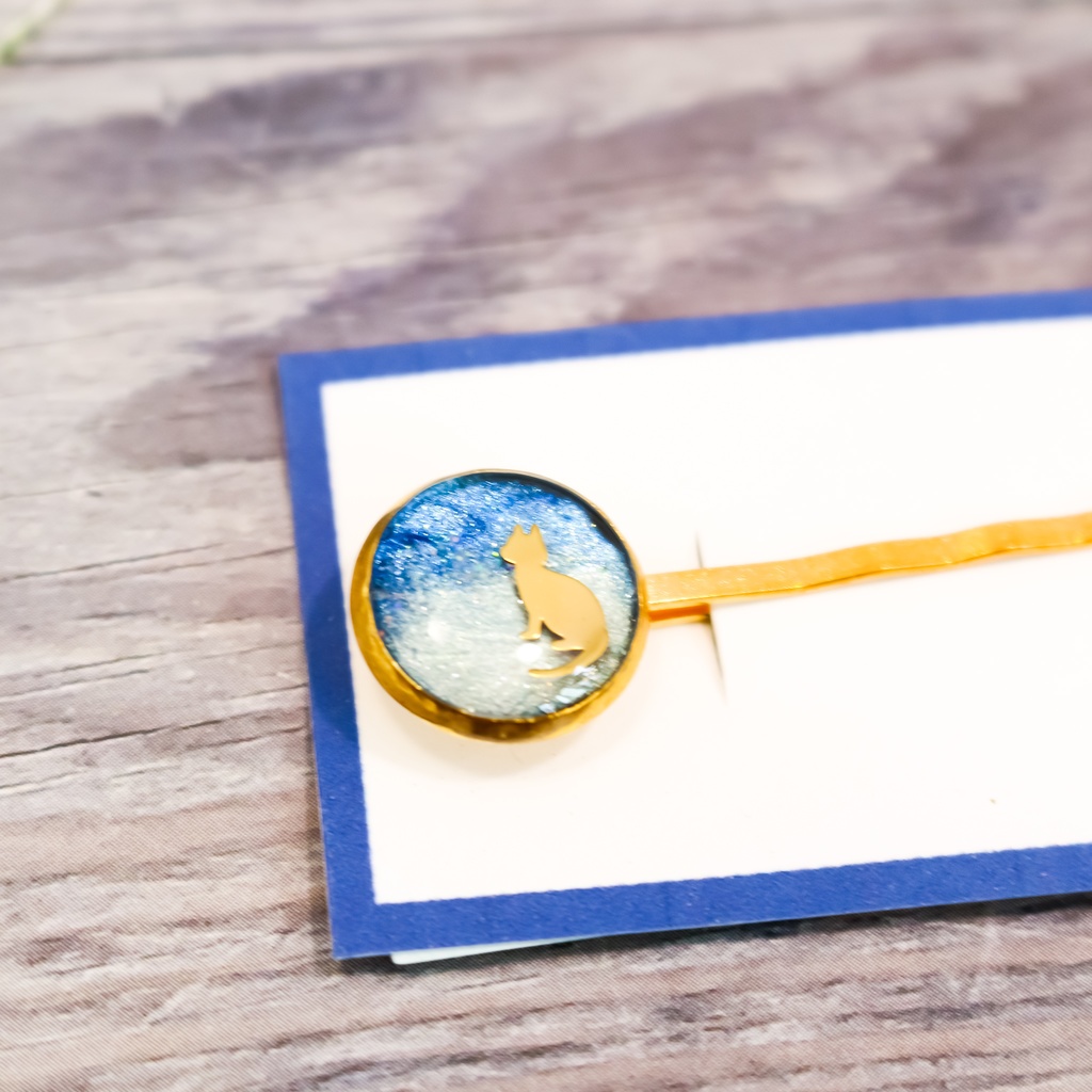 ちいさなまるい猫のヘアピン メタルネイビー×メタルホワイト ゴールド金具