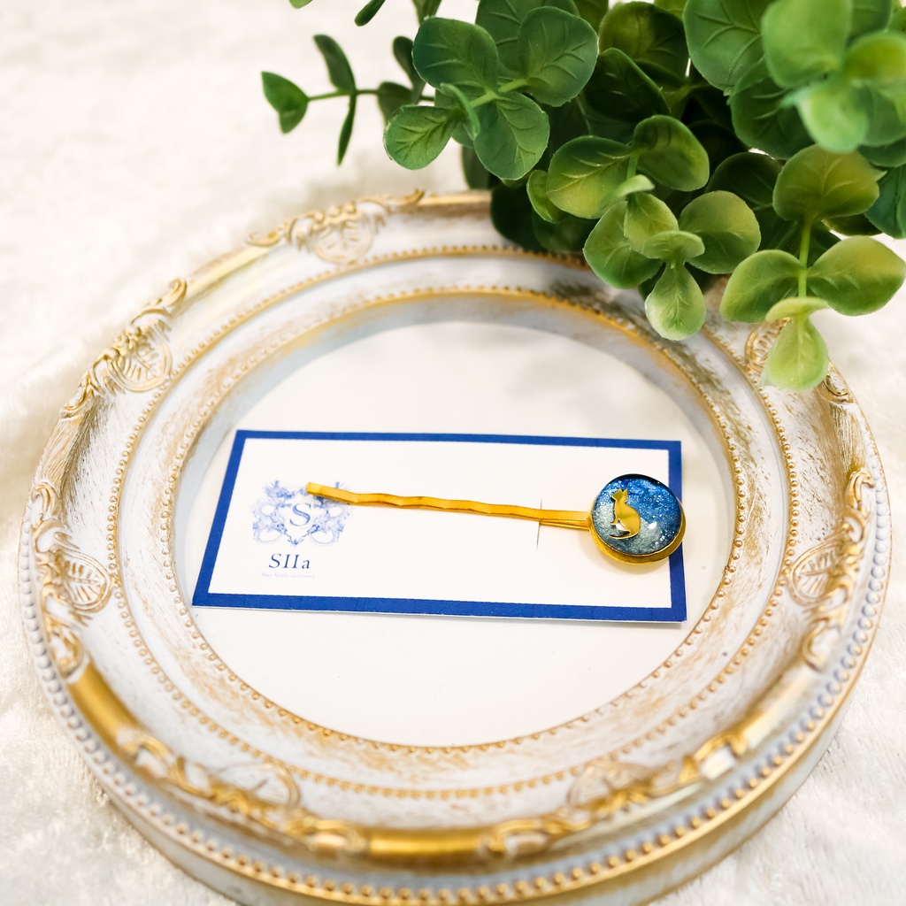 ちいさなまるい猫のヘアピン メタルネイビー×メタルホワイト ゴールド金具