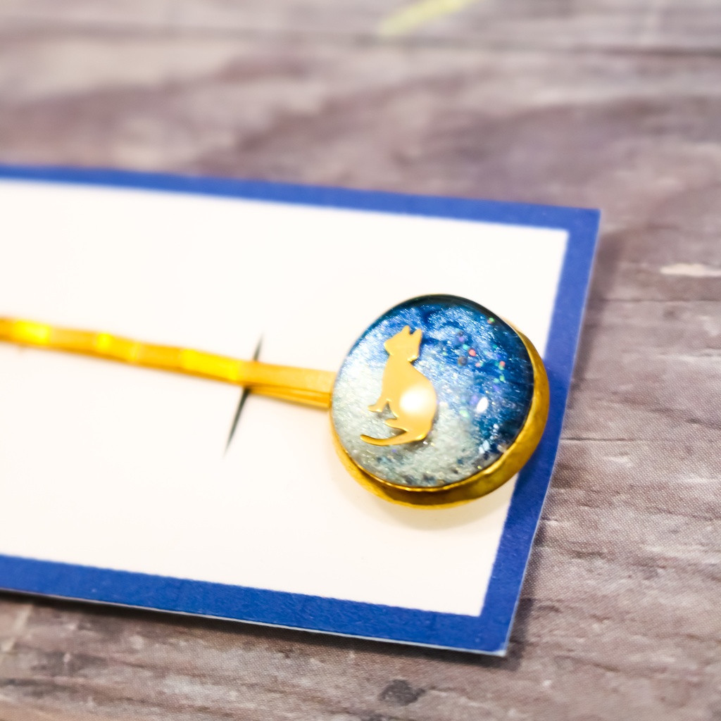 ちいさなまるい猫のヘアピン メタルネイビー×メタルホワイト ゴールド金具