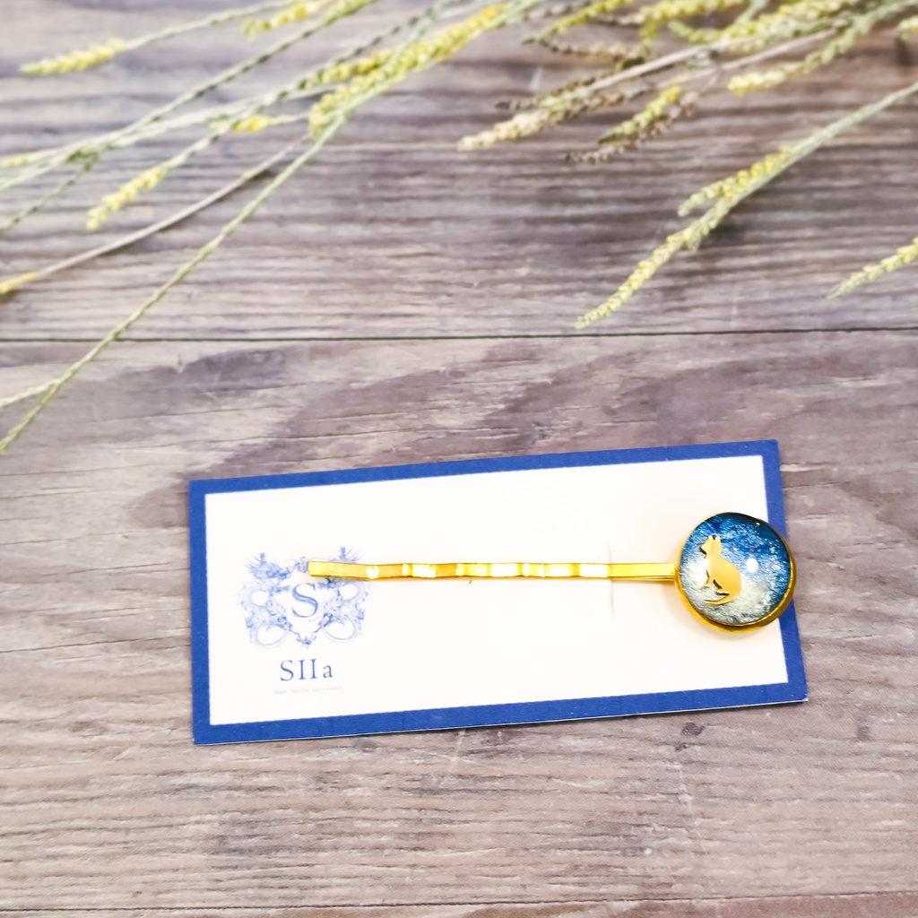 ちいさなまるい猫のヘアピン メタルネイビー×メタルホワイト ゴールド金具