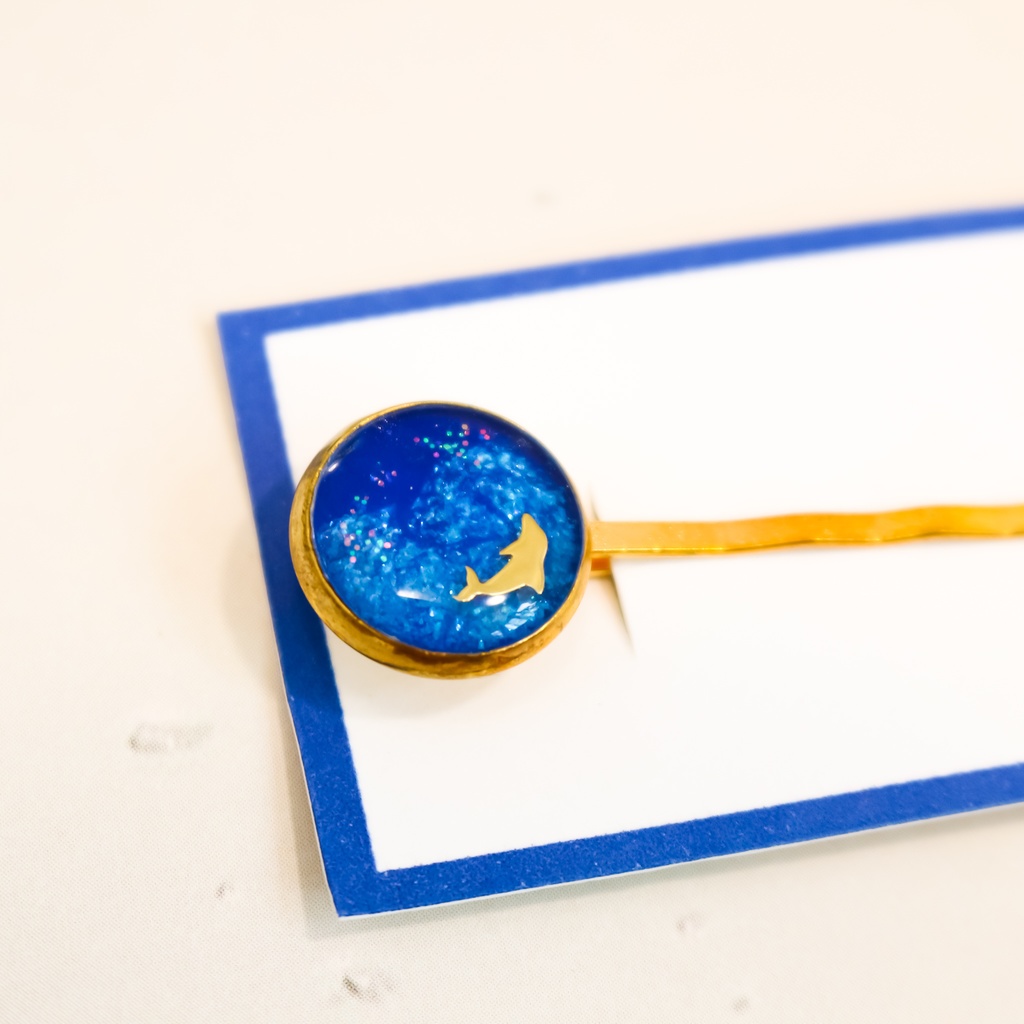 ちいさなまるいイルカのヘアピン シアン×シアンラメ ゴールド金具
