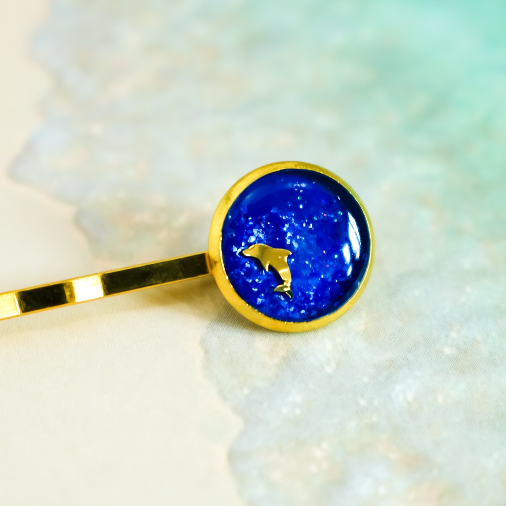 ちいさなまるいイルカのヘアピン シアン×シアンラメ ゴールド金具