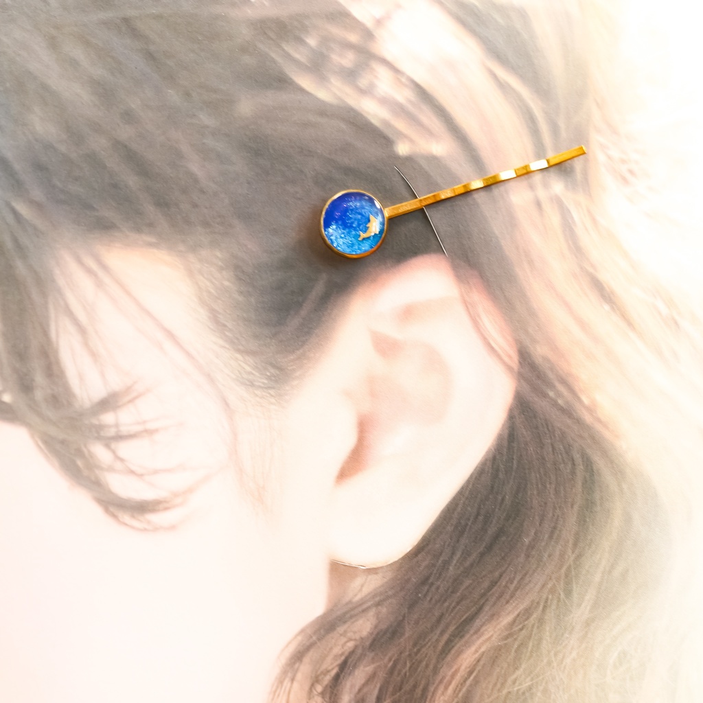 ちいさなまるいイルカのヘアピン シアン×シアンラメ ゴールド金具