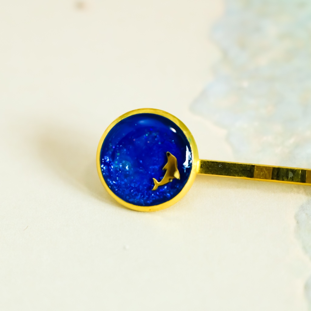 ちいさなまるいイルカのヘアピン シアン×シアンラメ ゴールド金具