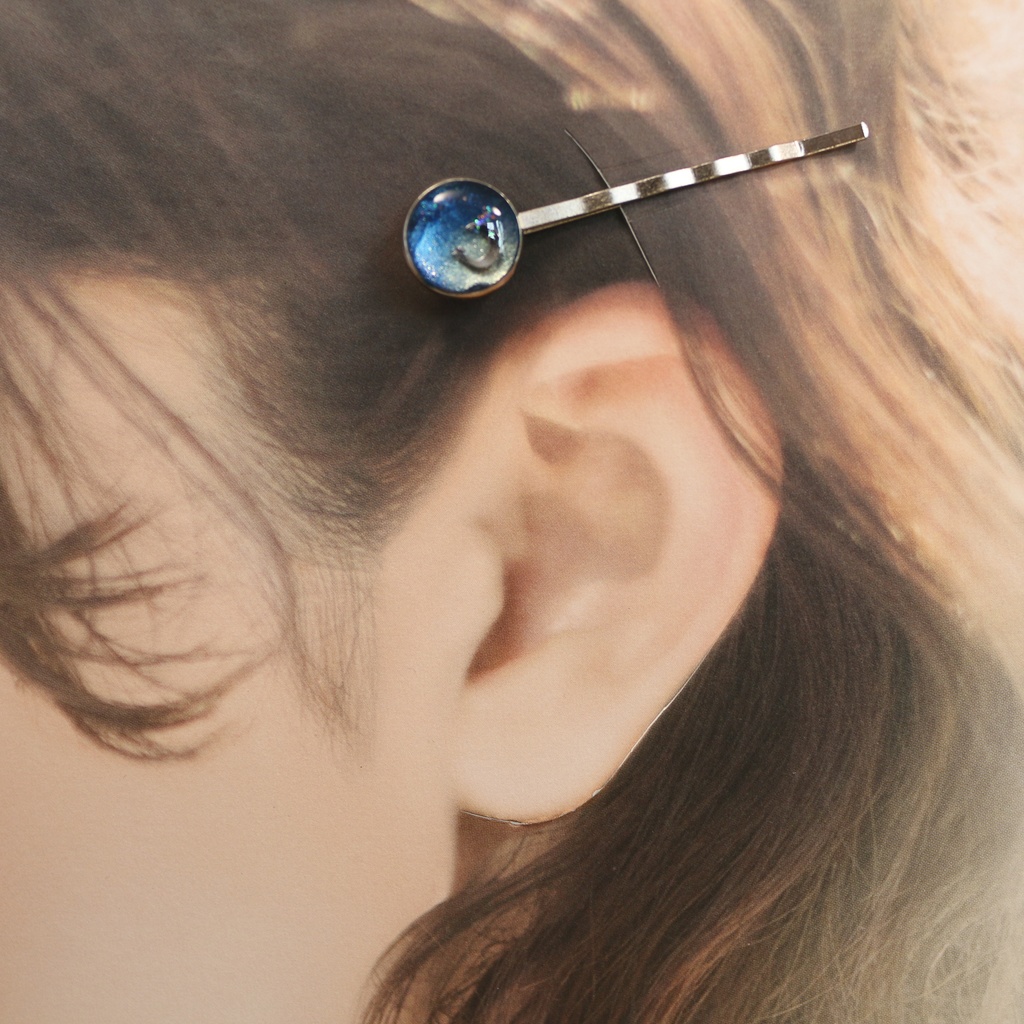 ちいさなまるい月夜のヘアピン ネイビーラメ×ホワイトパール シルバー金具